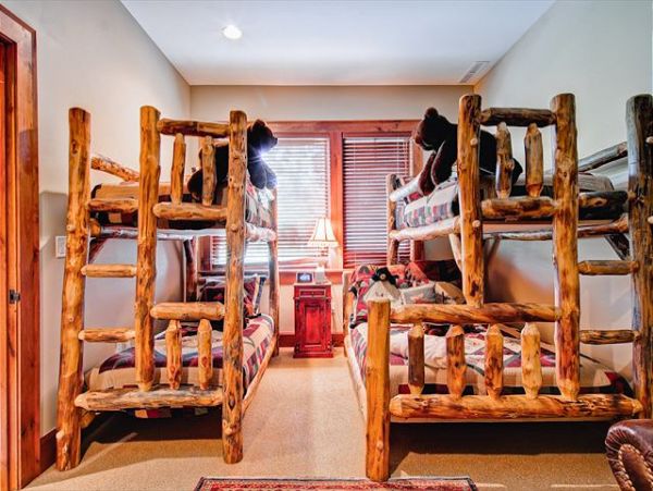 Beautiful Ski In/Ski Out Home with 4 Bedrooms + Den & Mountain Views