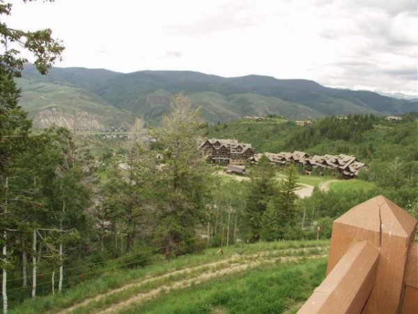 Beautiful Ski In/Ski Out Home with 4 Bedrooms + Den & Mountain Views