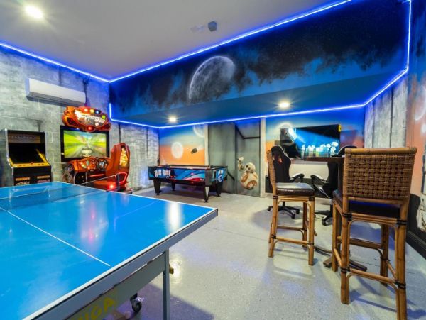 Beautiful 6 Bedroom Home with Game Room