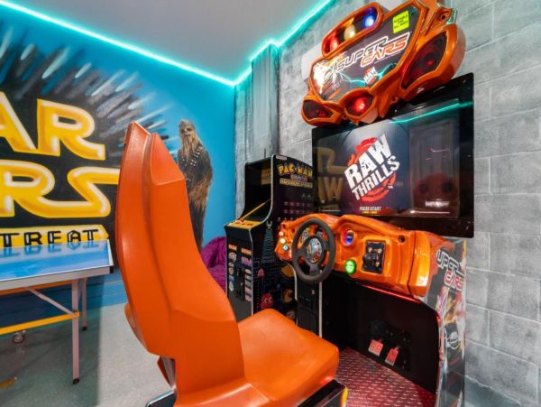 Beautiful 6 Bedroom Home with Game Room