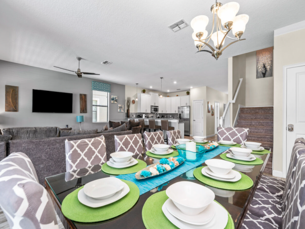 Great 8 Bedroom Family Home with Pool/Spa Only 12 Mi to Disney World