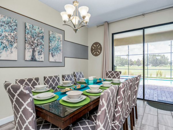 Great 8 Bedroom Family Home with Pool/Spa Only 12 Mi to Disney World