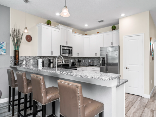 Great 8 Bedroom Family Home with Pool/Spa Only 12 Mi to Disney World