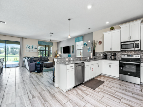 Great 8 Bedroom Family Home with Pool/Spa Only 12 Mi to Disney World