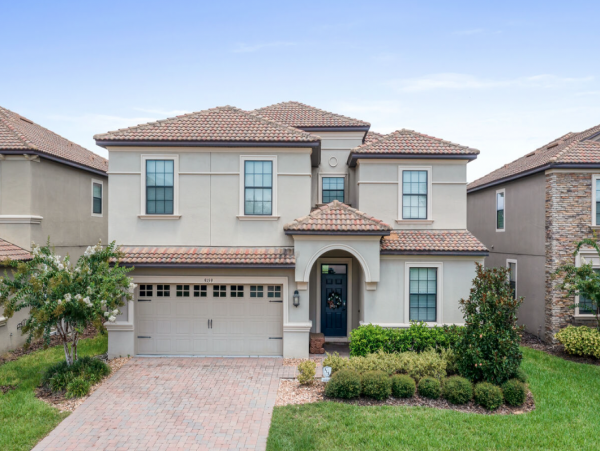 Great 8 Bedroom Family Home with Pool/Spa Only 12 Mi to Disney World