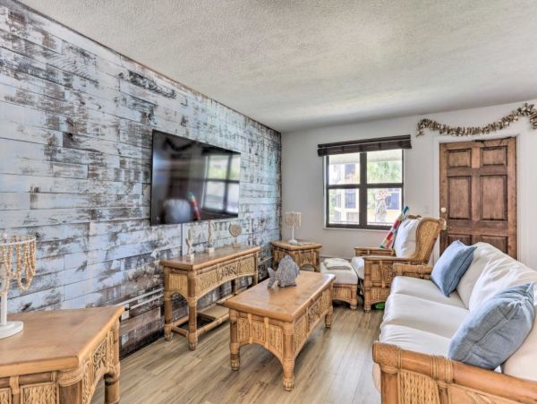 Lovely One Bedroom Condo in Fort Pierce Steps from Beach