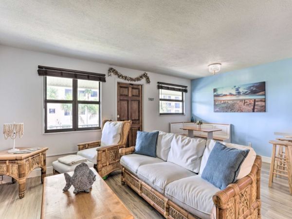 Lovely One Bedroom Condo in Fort Pierce Steps from Beach
