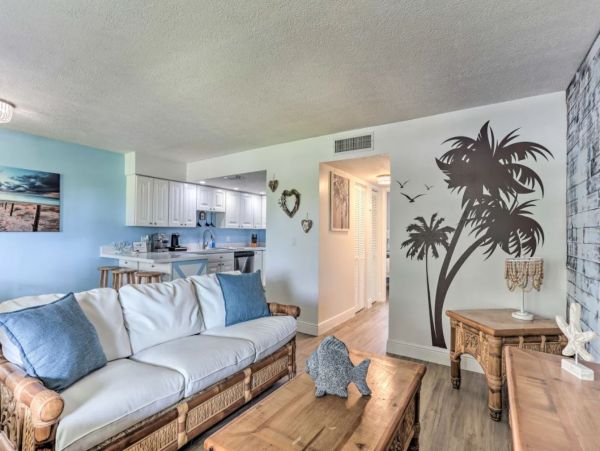 Lovely One Bedroom Condo in Fort Pierce Steps from Beach