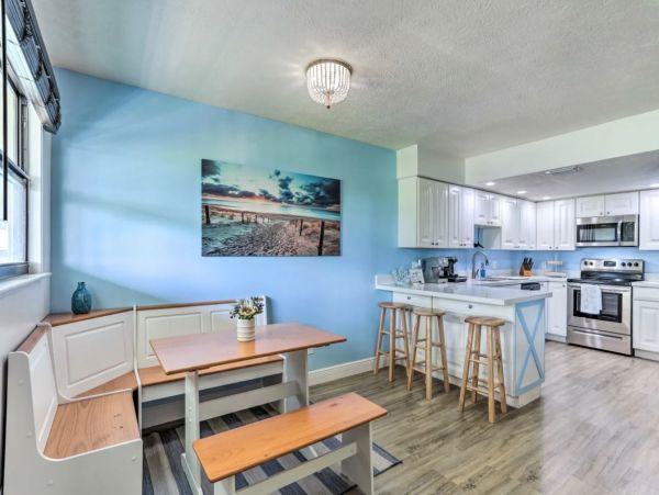 Lovely One Bedroom Condo in Fort Pierce Steps from Beach