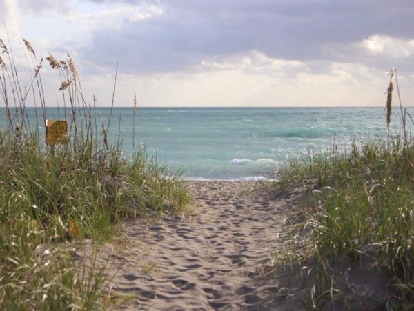 Lovely One Bedroom Condo in Fort Pierce Steps from Beach