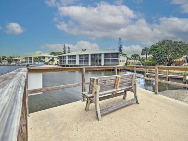 Charming 2 Bedroom Vacation Home in Jensen Beach Close to Beach