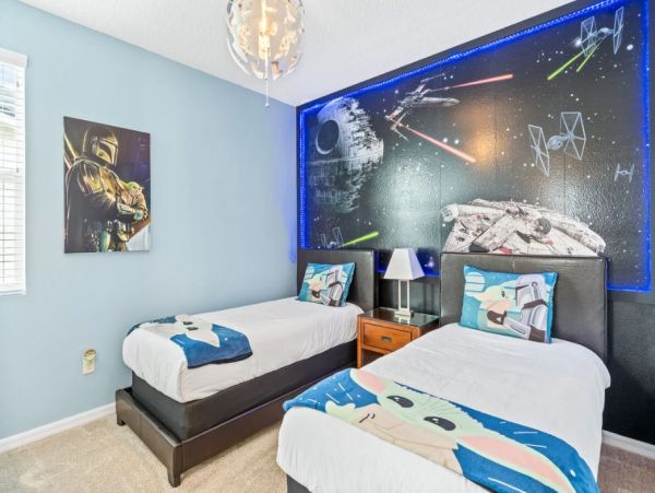 Gorgeous 9 Bedroom Home with Pool & Lagoon View