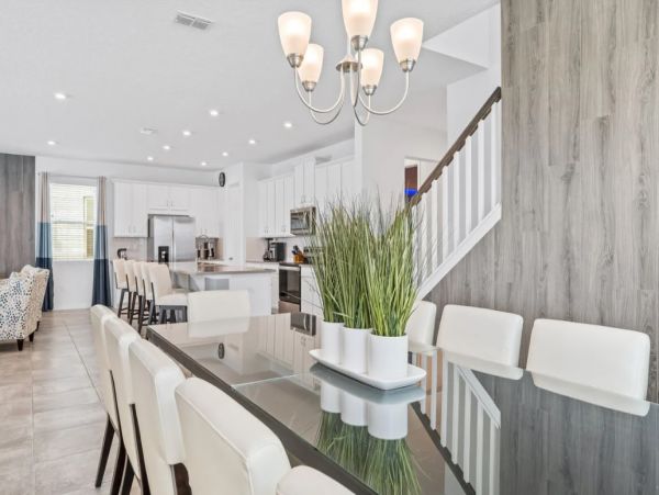 Gorgeous 9 Bedroom Home with Pool & Lagoon View