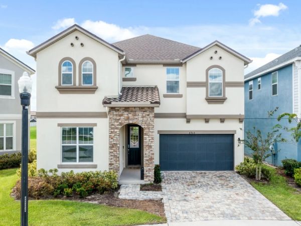 Gorgeous 9 Bedroom Home with Pool & Lagoon View
