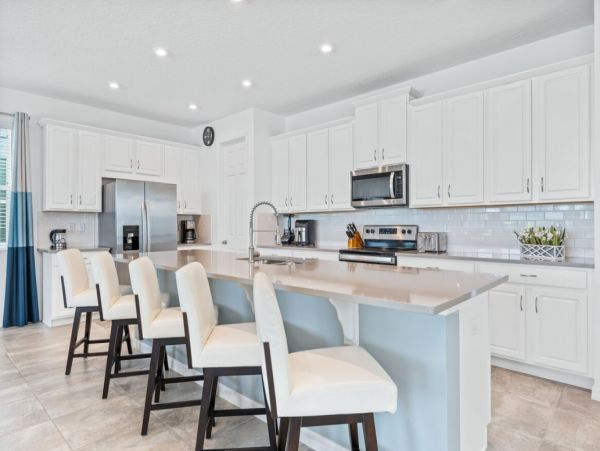 Gorgeous 9 Bedroom Home with Pool & Lagoon View