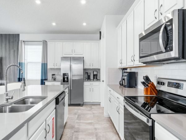Gorgeous 9 Bedroom Home with Pool & Lagoon View