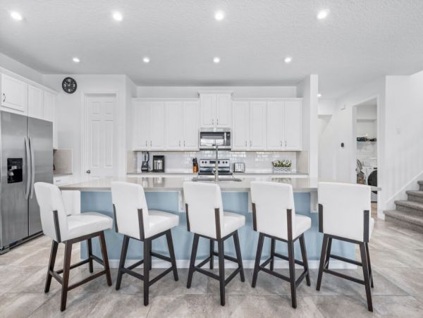 Gorgeous 9 Bedroom Home with Pool & Lagoon View