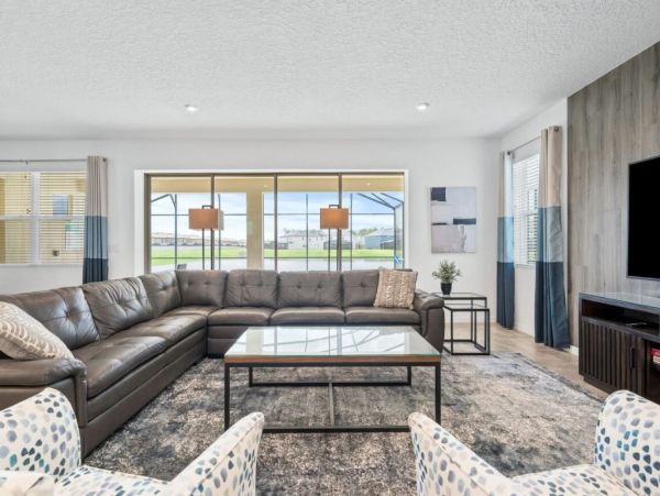 Gorgeous 9 Bedroom Home with Pool & Lagoon View