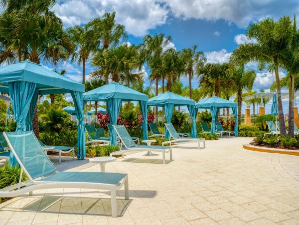Gorgeous 9 Bedroom Home with Pool & Lagoon View