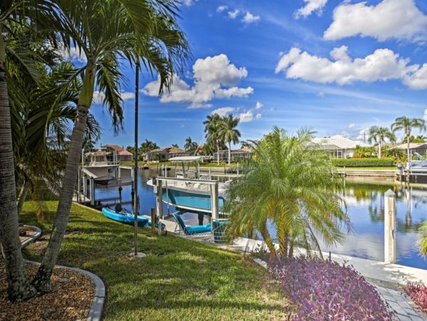 Canalfront 3 Bedroom Vacation Pool Home Sleeps 8 Guests
