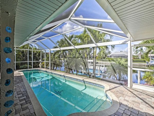 Canalfront 3 Bedroom Vacation Pool Home Sleeps 8 Guests