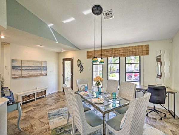 Canalfront 3 Bedroom Vacation Pool Home Sleeps 8 Guests