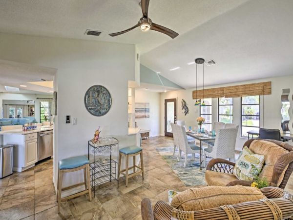 Canalfront 3 Bedroom Vacation Pool Home Sleeps 8 Guests