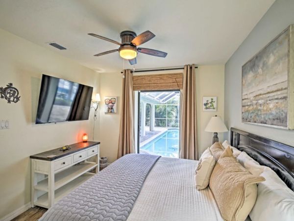 Canalfront 3 Bedroom Vacation Pool Home Sleeps 8 Guests