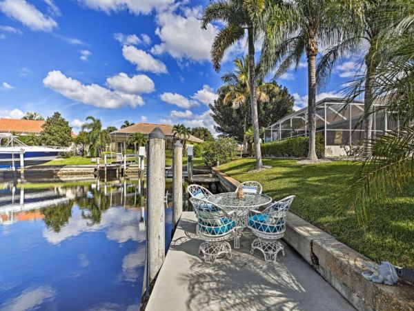 Canalfront 3 Bedroom Vacation Pool Home Sleeps 8 Guests