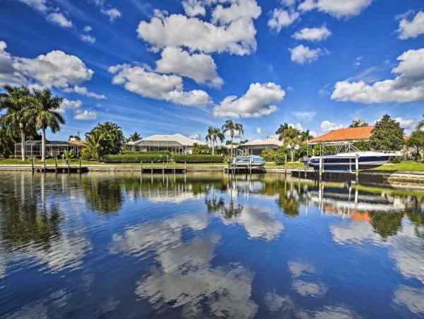 Canalfront 3 Bedroom Vacation Pool Home Sleeps 8 Guests
