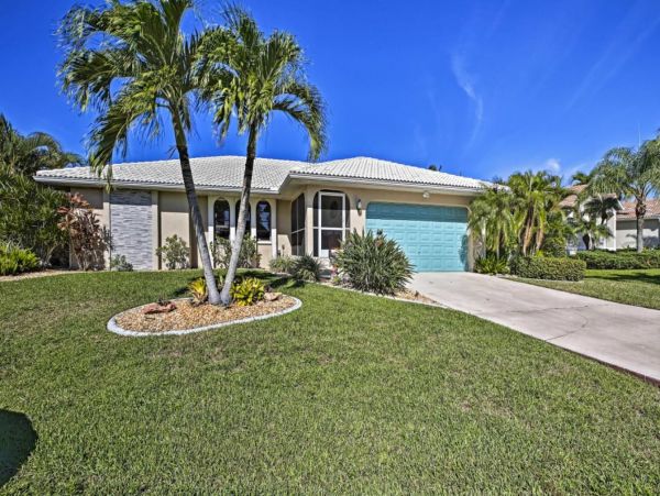 Canalfront 3 Bedroom Vacation Pool Home Sleeps 8 Guests