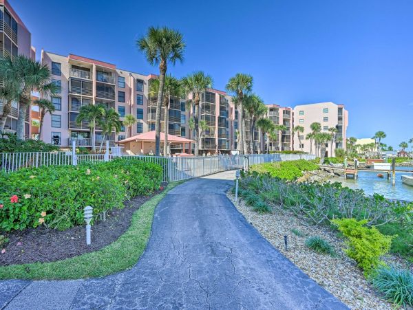Superb Vacation Residence Bay Views Updated in Marco Island