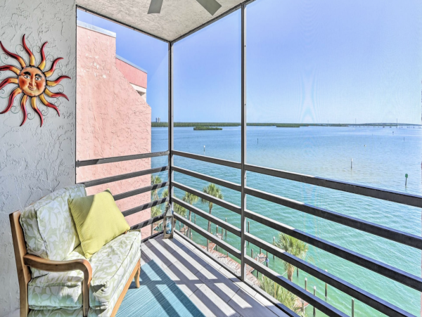 Superb Vacation Residence Bay Views Updated in Marco Island