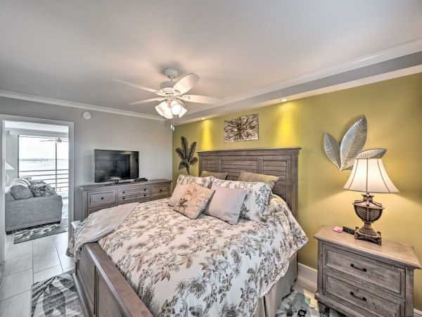 Superb Vacation Residence Bay Views Updated in Marco Island