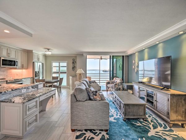 Superb Vacation Residence Bay Views Updated in Marco Island