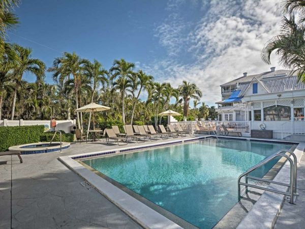 Beautiful 2 Bedroom Vacation Condo in Marco Island