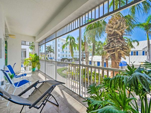 Beautiful 2 Bedroom Vacation Condo in Marco Island