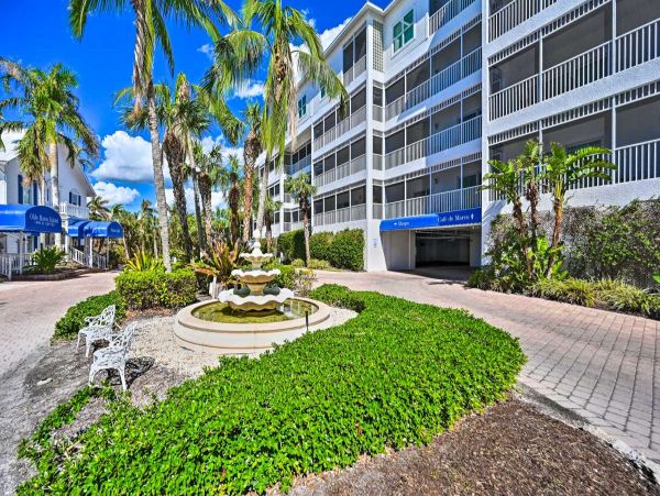 Beautiful 2 Bedroom Vacation Condo in Marco Island