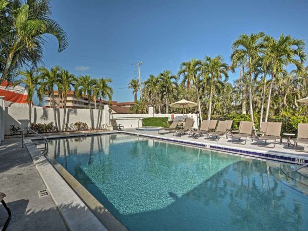 Beautiful 2 Bedroom Vacation Condo in Marco Island
