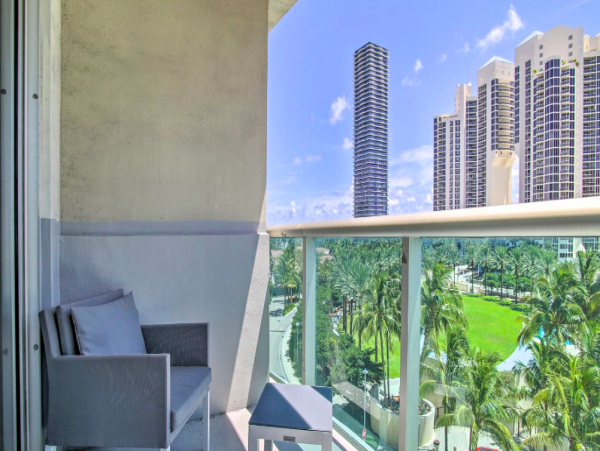 Sunny Isles Resort Condo 1/2 mile to the beach