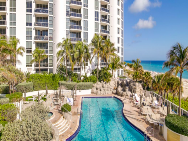 Beachfront High rise Condo with Pool & Tennis court