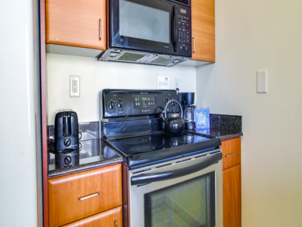Beachfront High rise Condo with Pool & Tennis court