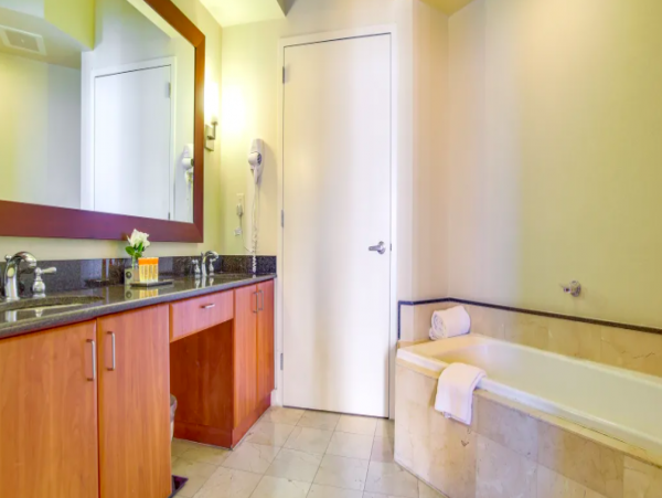 Beachfront High rise Condo with Pool & Tennis court