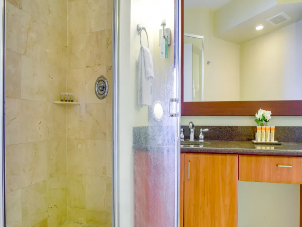 Beachfront High rise Condo with Pool & Tennis court