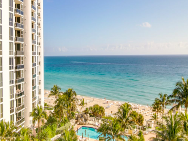 Beachfront High rise Condo with Pool & Tennis court