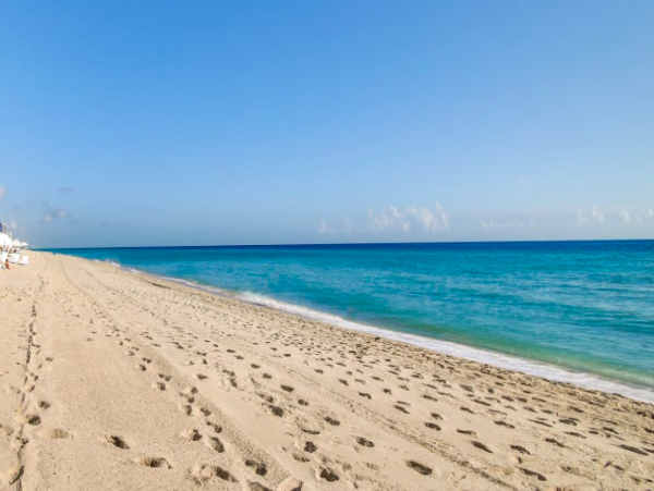 Beachfront High rise Condo with Pool & Tennis court