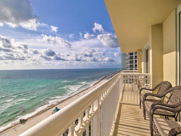 Cozy Vacation Studio Rental in Sunny Isles Beach Right on Beach