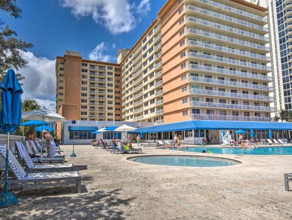 Cozy Vacation Studio Rental in Sunny Isles Beach Right on Beach
