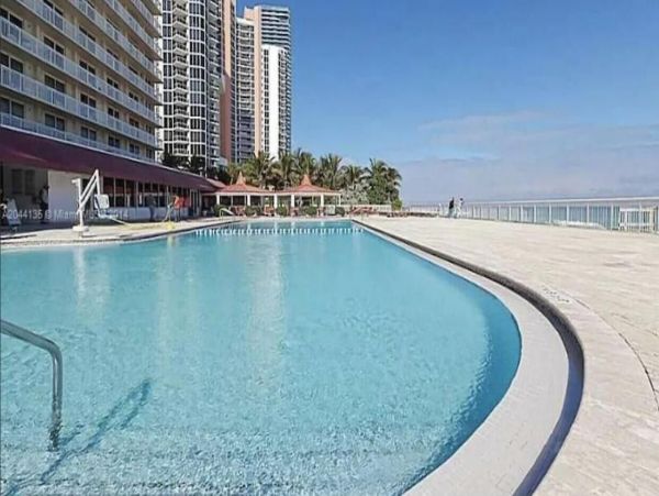 Cozy Vacation Studio Rental in Sunny Isles Beach Right on Beach