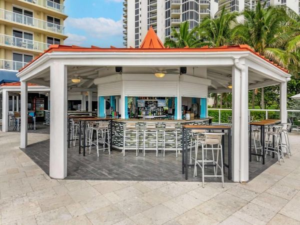 Cozy Vacation Studio Rental in Sunny Isles Beach Right on Beach